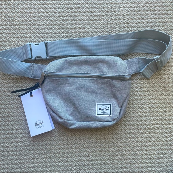 NWT Herschel Fifteen Hip Pack 2L - Picture 1 of 8